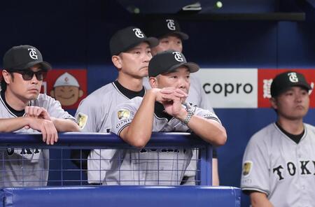 　９回、厳しい表情で試合を見る阿部監督（中央）ら