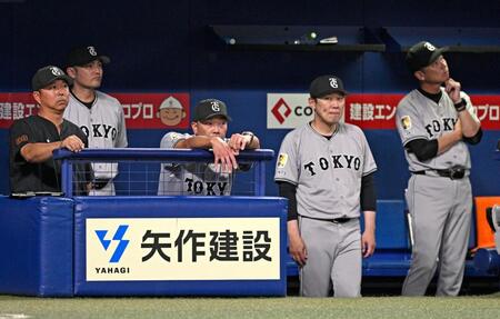 　６回、中日に追加点を許し、さえない表情の阿部監督（中央）ら