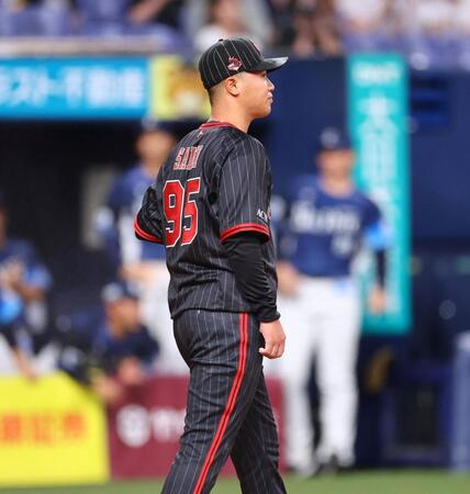 　１０回、才木は暴投で勝ち越しを許す（撮影・山口登）