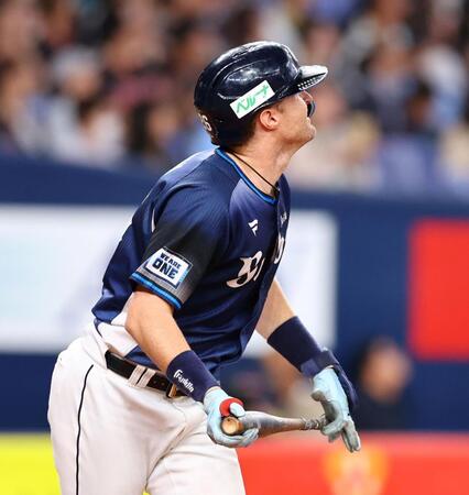 　８回、左飛を放つネビン（撮影・山口登）