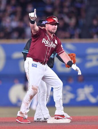 　６回、左越え二塁打を放ちポーズを決めるボイト（撮影・開出牧）