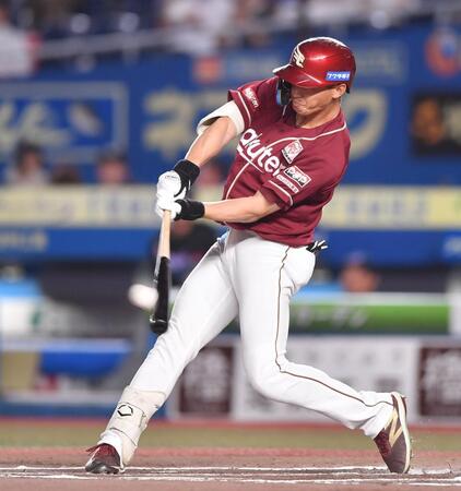 　６回、中犠飛を放つ辰己（撮影・開出牧）