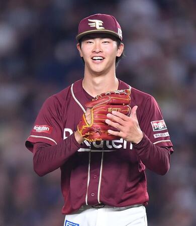 　５回、藤原を遊ゴロに打ち取り笑顔でグラブをたたく古謝（撮影・開出牧）