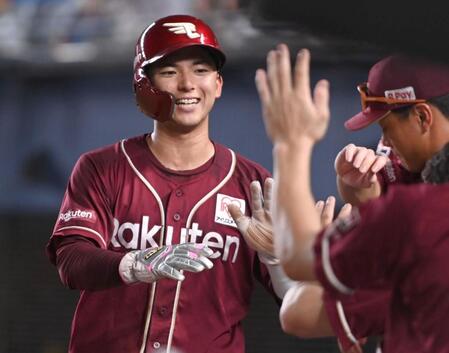 　５回、代打・鈴木大の押し出しの死球で先制のホームを踏みナインとタッチを交わす宗山（撮影・開出牧）