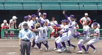 　３年ぶり３０度目の甲子園出場を決め、歓喜する天理ナイン（撮影・中田匡峻）