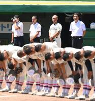 　グラウンドに一礼する東洋大姫路ナインを見つめる報徳学園・大角健二監督（右から２人目）＝撮影・西田忠信