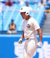 　５回、逆転２点二塁打を放ち雄たけびを上げる日大三・本間律輝（撮影・金田祐二）