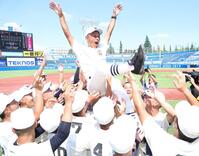 　胴上げされる日大三・三木有造監督（撮影・金田祐二）
