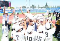 　胴上げされる日大三・本間律輝（撮影・金田祐二）