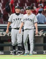 　勝利投手となった石川と一緒に、笑顔を見せる阿部監督（２７日）
