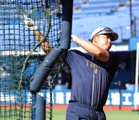 　ティー打撃を行う村上（撮影・西岡正）