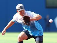 　三塁でノックを受ける村上（撮影・西岡正）