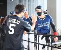 　開場し、ファンを出迎える新庄監督（右）＝撮影・中島達哉