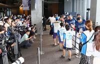 　開場し、ファンを出迎える新庄監督（右から３人目）ら日本ハムナイン（撮影・中島達哉）