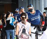 　開場し、ファンを出迎える新庄監督（右）ら日本ハムナイン（撮影・中島達哉）