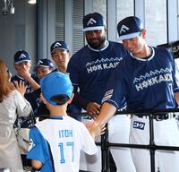 　開場し、ファンを出迎えるレイエス（中央）ら日本ハムナイン（撮影・中島達哉）