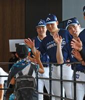 　開場し、ファンを出迎える清宮幸（右から２人目）ら日本ハムナイン（撮影・中島達哉）