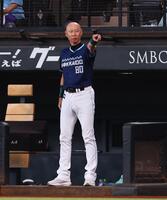 　トム・ブラウンのみちおがピッコロ大魔王のまねをして登場し、森本外野守備走塁コーチもグラウンドに登場した（撮影・中島達哉）