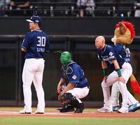 　ファーストピッチセレモニーに登場した（左から）打者役の郡司、捕手役のトム・ブラウンのみちお、審判役の森本外野守備走塁コーチ（撮影・中島達哉）