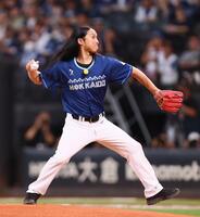 　ファーストピッチセレモニーで投球するトム・ブラウンの布川ひろき（撮影・中島達哉）