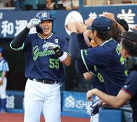 　２回、先制ソロを放ち、ナインと喜ぶ村上（撮影・西岡正）