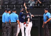 　メンバー表を交換し、帰り際に小久保監督（右から２人目）とハイタッチを交わす新庄監督（中央）＝撮影・中島達哉