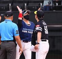 　メンバー表を交換し、帰り際に小久保監督（右）とハイタッチを交わす新庄監督（中央）＝撮影・中島達哉