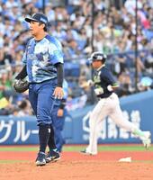 　２回、村上（右）に先制ソロを浴びた東