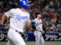 　４回、ボスラー（手前）に３ランを浴びた西舘