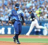 　２回、村上（右）に先制２ランを浴びた東（撮影・西岡正）