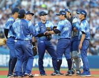 　２回、ピンチで東（右から３人目）の元へ集まるＤｅＮＡナイン（撮影・西岡正）