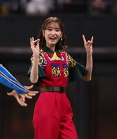 　きつねダンスを踊る高橋ひかる（撮影・中島達哉）