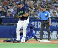 　５回、打者・蛯名の時。けん制死する神里（撮影・西岡正）