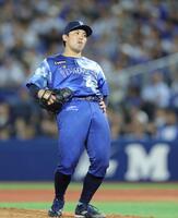 　６回、オスナにソロを浴び、思わずのけそる東（撮影・西岡正）