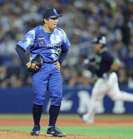 　６回、オスナにソロを浴びた東（撮影・西岡正）