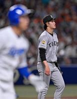 　５回、岡林（手前）に２ランを浴びた西舘