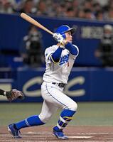 　５回、岡林が右越えに２ランを放つ