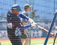 　１軍に合流し、打撃練習するビシエド（撮影・西岡正）