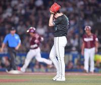 　６回、宗山（左後方）に中前打を打たれ頭を抱える種市（撮影・開出牧）