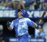 　７回、投飛に倒れるビシエド（撮影・西岡正）