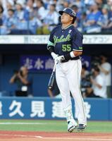 　２回、復帰後初となる先制２ランを放ち、ジャンプして打球を見る村上（撮影・西岡正）