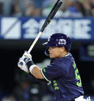 　８回、右前打を放つ村上（撮影・西岡正）