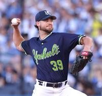 　ＤｅＮＡ打線を相手に力投するランバート（撮影・西岡正）