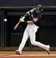 　１回、周東が右越えに先頭打者本塁打を放つ