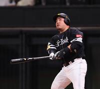 　４回、勝ち越し３ランを放つ山川（撮影・中島達哉）