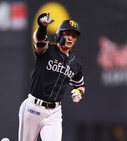 　１回、先頭打者本塁打を放ち、ポーズをとりながらダイヤモンドを回る周東（撮影・中島達哉）