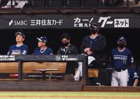 　９回、戦況を見つめる新庄監督（右から２人目）ら（撮影・中島達哉）