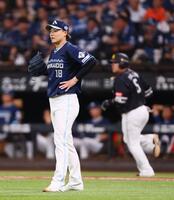 　４回、山川（右）に勝ち越し３ランを浴びる山崎（撮影・中島達哉）