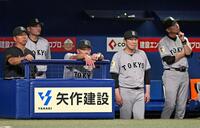 　６回、中日に追加点を許し、さえない表情の阿部監督（中央）ら