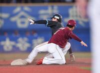 　４回、二盗を試みたがタッチアウトとなる藤原（後方）。遊撃手・宗山（撮影・開出牧）